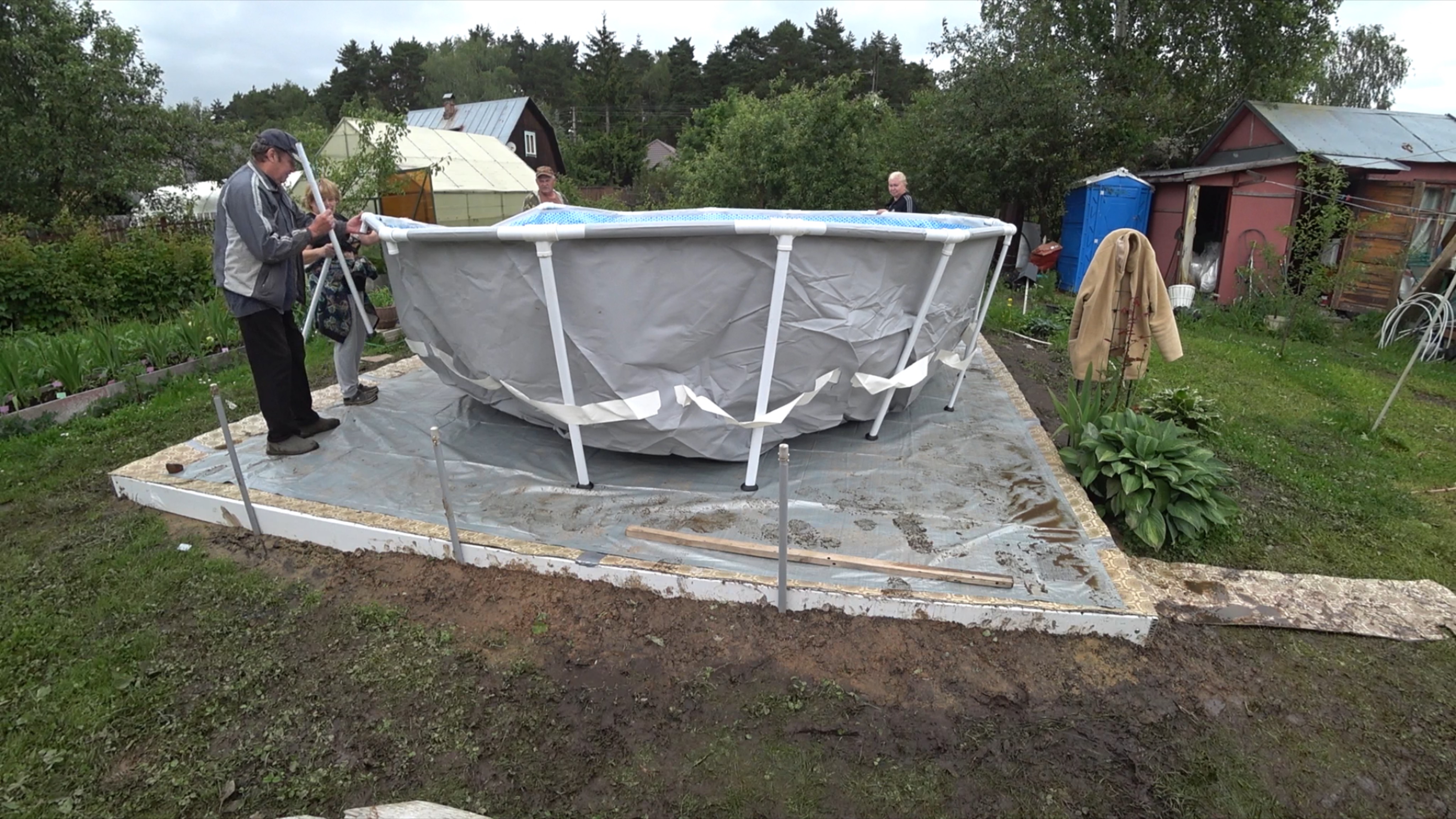 У Лены на участке. Ставим бассейн. Помогаем. смотреть онлайн