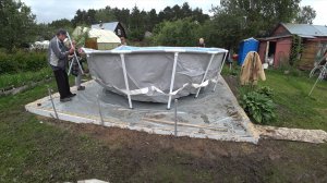 У Лены на  участке. Ставим бассейн. Помогаем.