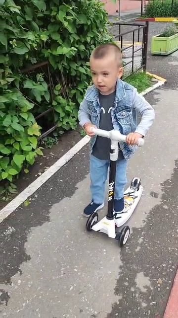 Первый самокат. Учимся ездить на самокате. смотреть онлайн