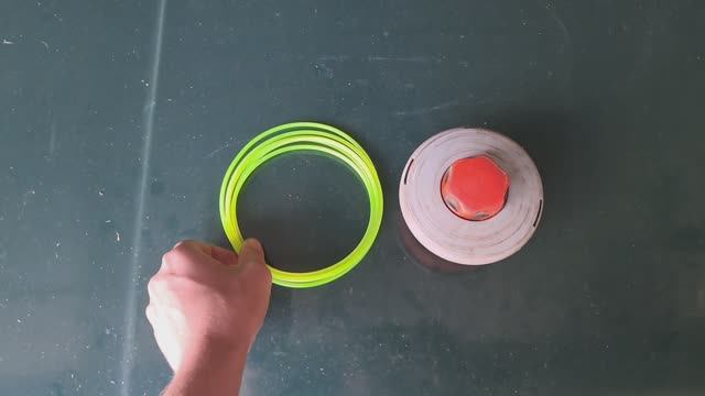 Как заправить леску в катушку триммера без разбора - ЛАЙФХАК!