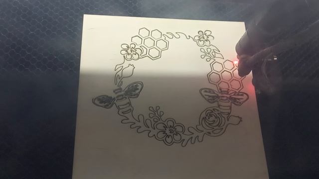 Лазерная резка рисунка фанера