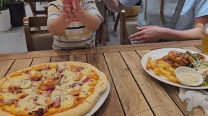 1300 руб. за два основных блюда и бутылку вина в ресторане Нячанга. Как тебе такое Илон Маск?