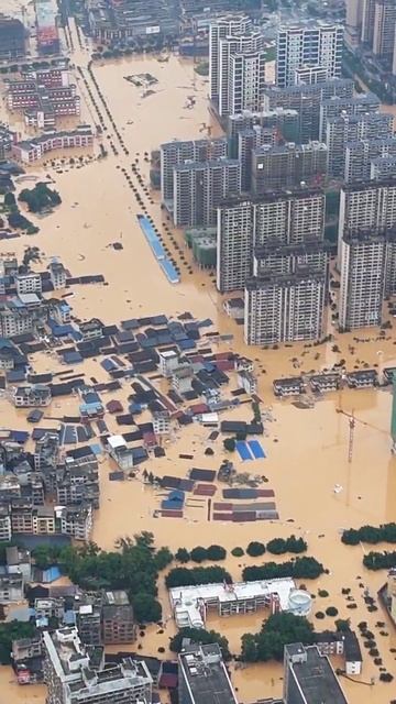 Жуткие кадры из китайской провинции Гуйчжоу, где произошло крупнейшее в истории наводнение. смотреть онлайн