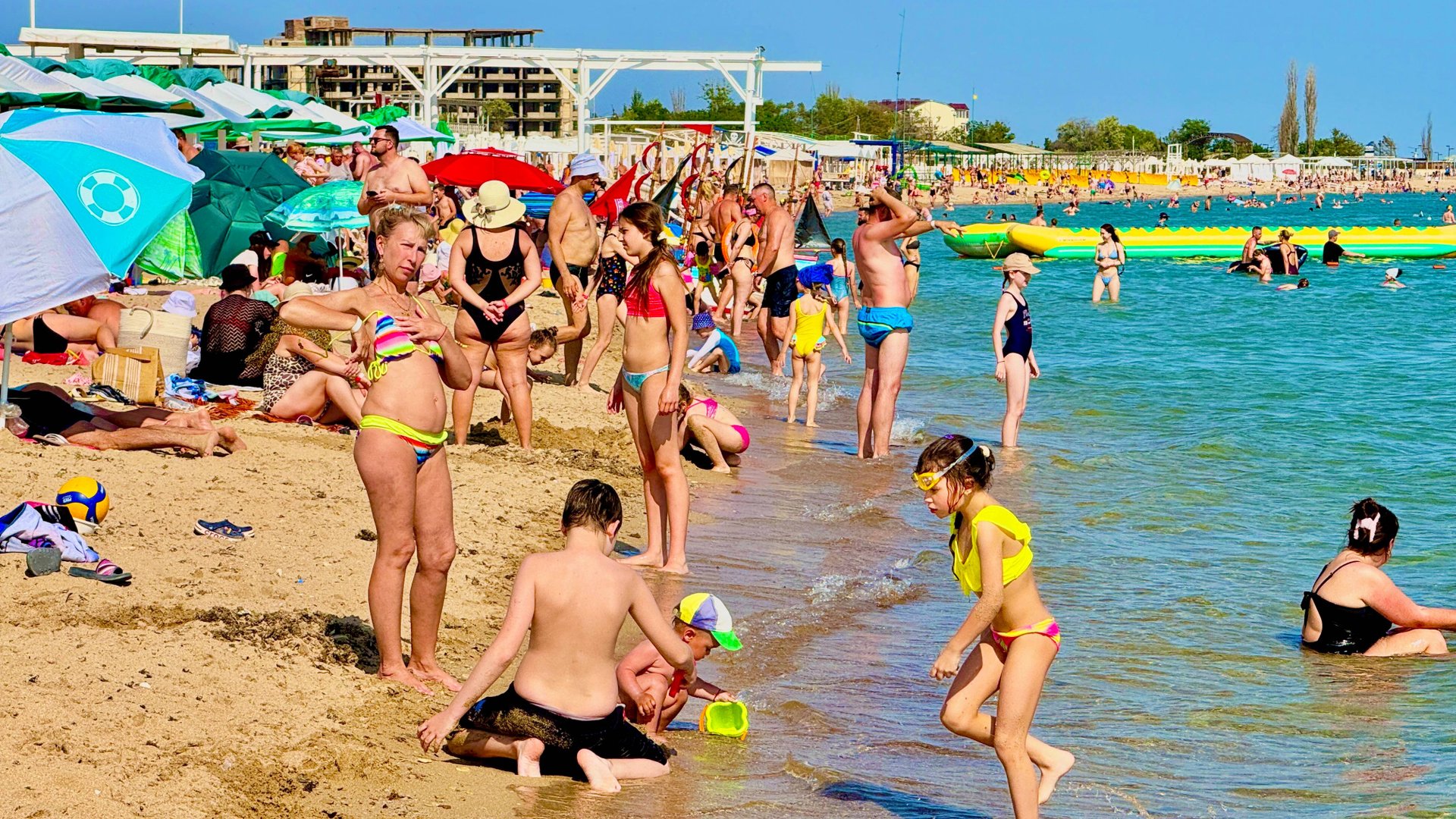 КРЫМ. ПЛЯЖИ РВУТСЯ ПО ШВАМ. Отдыхающие МАССОВО едут в ЕВПАТОРИЮ. Цены и Пляжи. Крым 2025 смотреть онлайн