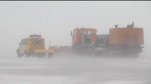 Уборка снега на взлетной полосе аэропорта Ставрополь. 29-01-2014