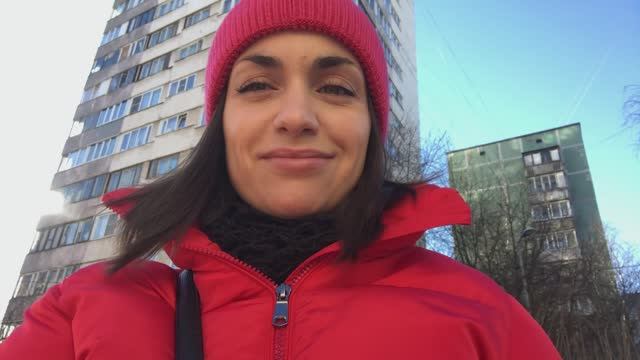 Кормим бездомного кота в детском саду / С Мироном по магазинам за мячом и вкусняшками смотреть онлайн