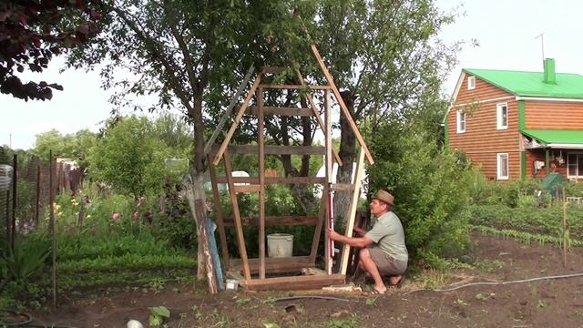 Собрал и укрепил по месту каркас туалета - домика смотреть онлайн