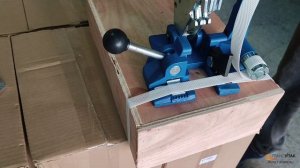 Демонстрация работы с комбинированным устройством для упаковочной пластиковой ленты.