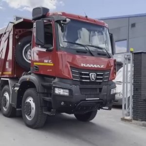 Едет КАМАЗ 64 — новый самосвал с прицепом