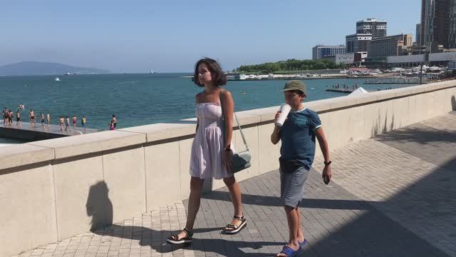 Прогулка по набережной Новороссийска / Отключили свет в Анапе / Аттракционы на набережной Анапы смотреть онлайн