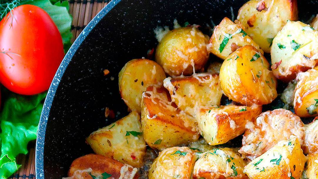 Очень вкусный молодой картофель с прованскими травами и сыром.