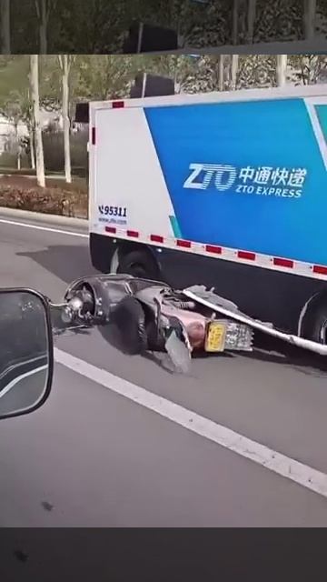 Беспилотный фургон-доставщик зацепил скутер и скрылся вместе с ним с места происшествия. смотреть онлайн