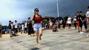 Отличный танец девушки под мировой хит Chuck Berry Johnny Be Goode