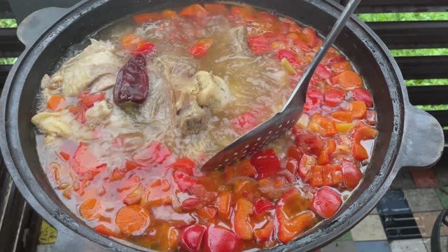 Шурпа в казане на костре 🔥 #шурпа #рецепт смотреть онлайн