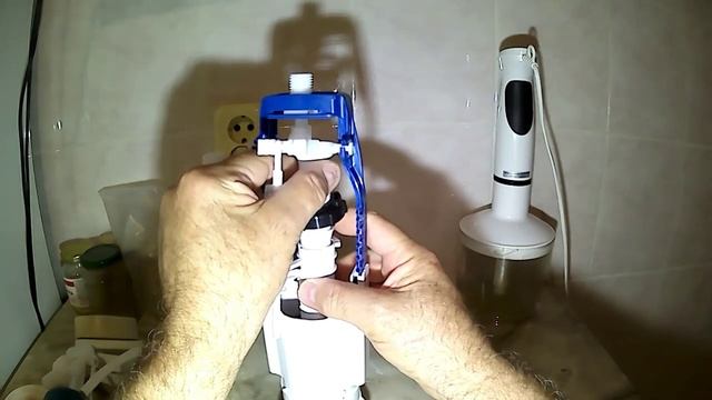Настройка Арматуры в смывном бачке с боковой подачей воды регулировка набора воды и слива в унитаз. смотреть онлайн