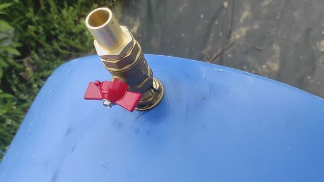 Бочка на даче. Как установить кран в бочку для полива и оставить герметичность. Врезка крана в бочку смотреть онлайн