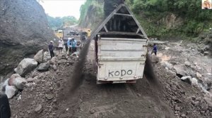 Строительство, экскаватор копает чёрный песок