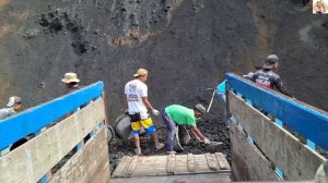 Строительство, шахтёры копают песок и грузят