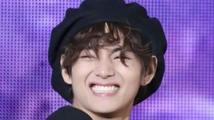 "✨ Музыкальное волшебство: Ким Тэхён и Крис Мартин на Вивëрс Лайв!🎤🌍"