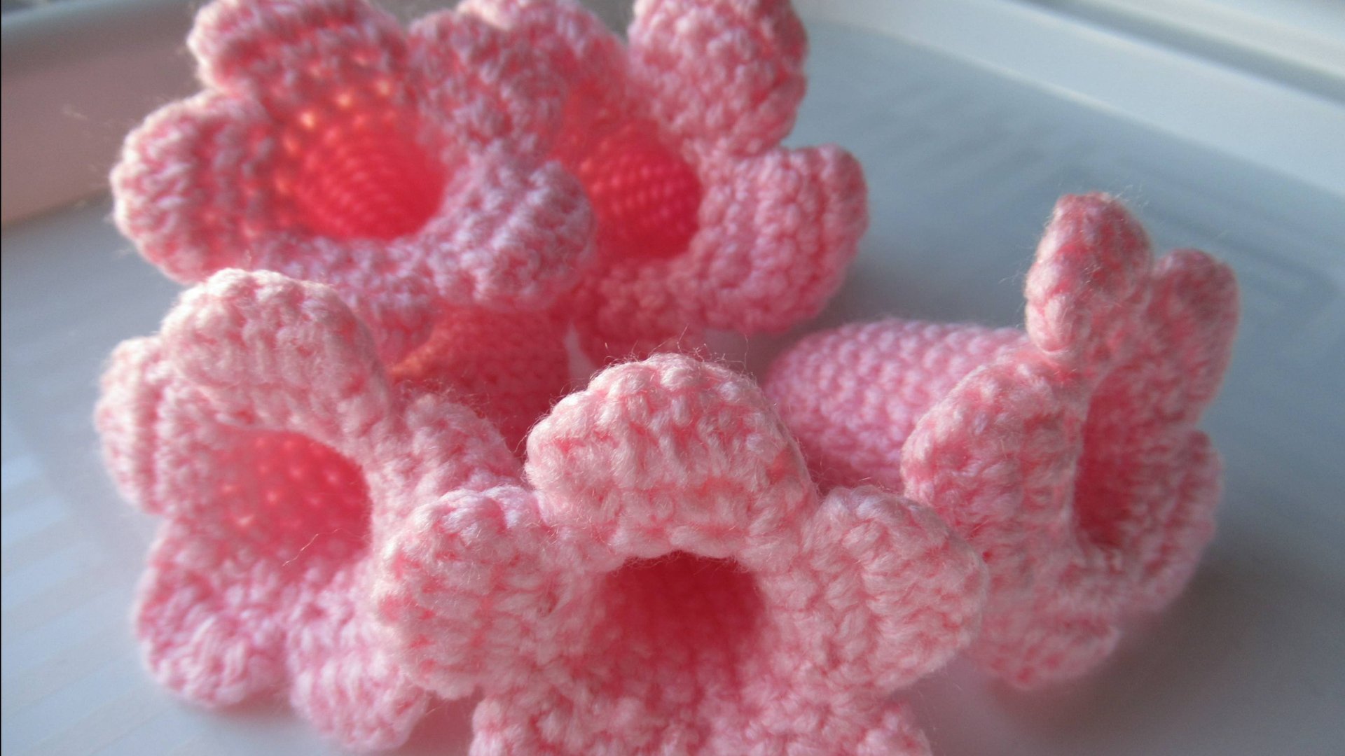 Как связать объемный цветок крючком. Подвеска для шарфика смотреть онлайн