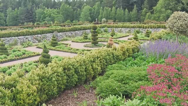 САДЫ БРИТАНИИ. КОРОЛЕВСКИЙ ЗАМОК БАЛМОРАЛ в Шотландии. ПРЕКРАСНЫЕ КОРОЛЕВСКИЕ САДЫ смотреть онлайн