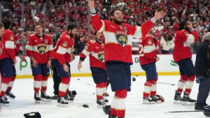 Хоккеисты Бобровский и Куликов обернулись в флаги России в честь победы в НХЛ