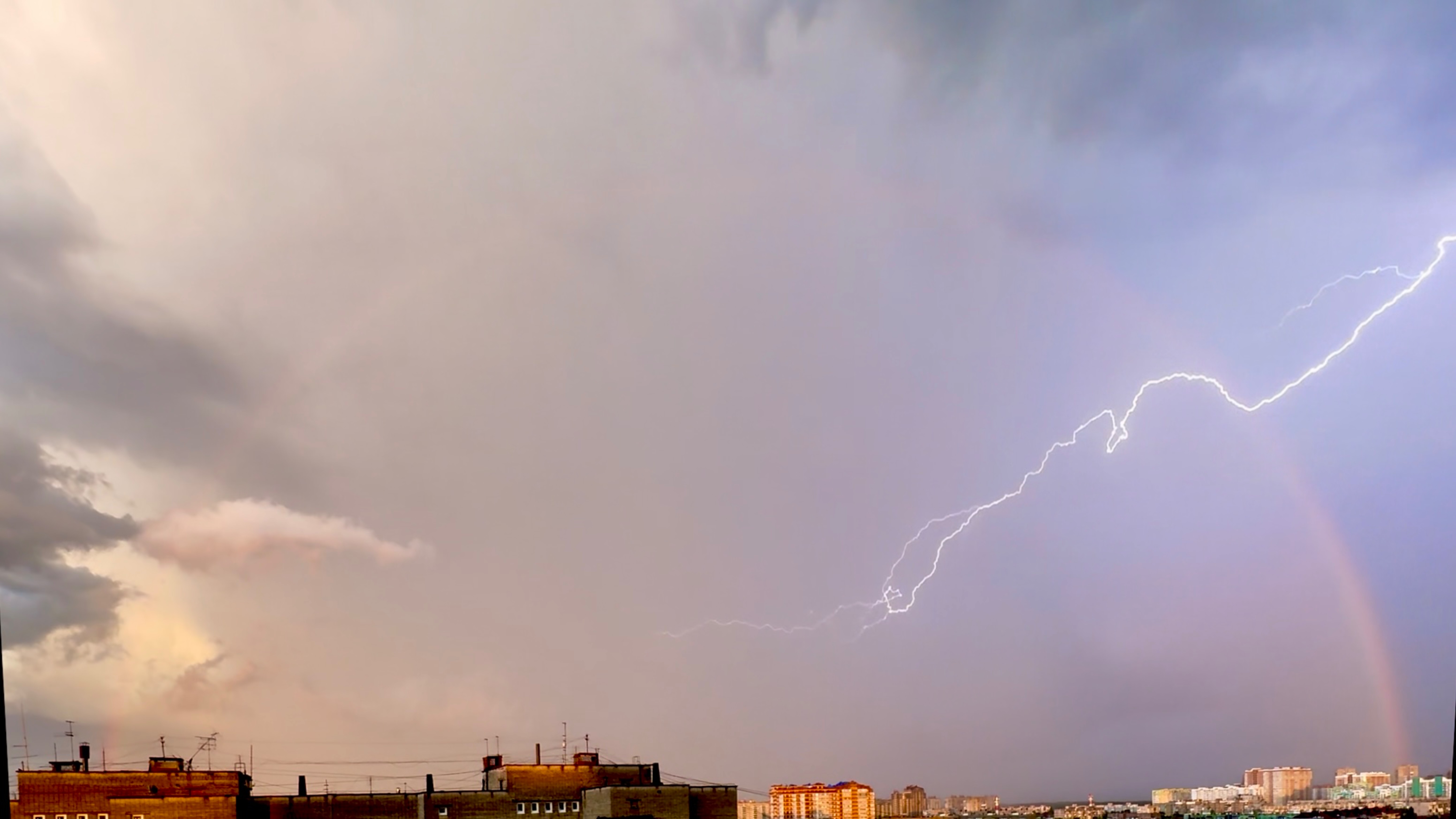 Гроза в Краснодаре: только что светило солнце и вдруг ливень, град, гром, молния и радуга смотреть онлайн