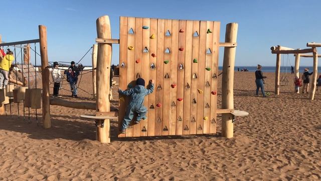ЦПКиО в Зеленогорске, финский залив, классная детская площадка на Золотом пляже смотреть онлайн