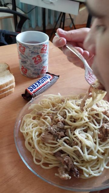 МУКБАНГ СПАГЕТТИ С ЦЫПЛЕНКОМ / САЛАТ И СНИГЕРС НА ДЕСЕРТ MUKBANG EATING 24. 06. 2025 смотреть онлайн