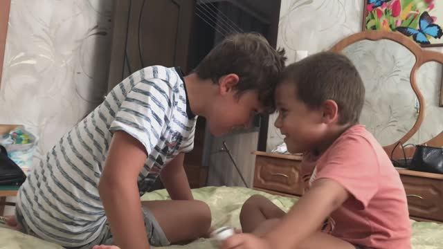 Дети на батуте, в бассейне, в читальне / Мирон пишет в 4 года / Влог смотреть онлайн