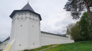 Саввино-Сторожевский монастырь. Крепостные стены с башням и родные просторы