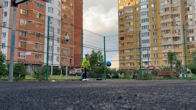 Первые попытки стать вратарем.