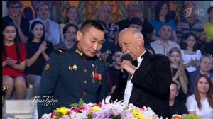 Якубович лично вручил ценный подарок наводчику легендарного танка "Алеша". Поле чудес. Фрагмент 2...