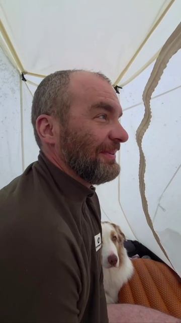 Семейная пара выбралась в поход, а утром вся их палатка была окутана огромной армией комаров смотреть онлайн