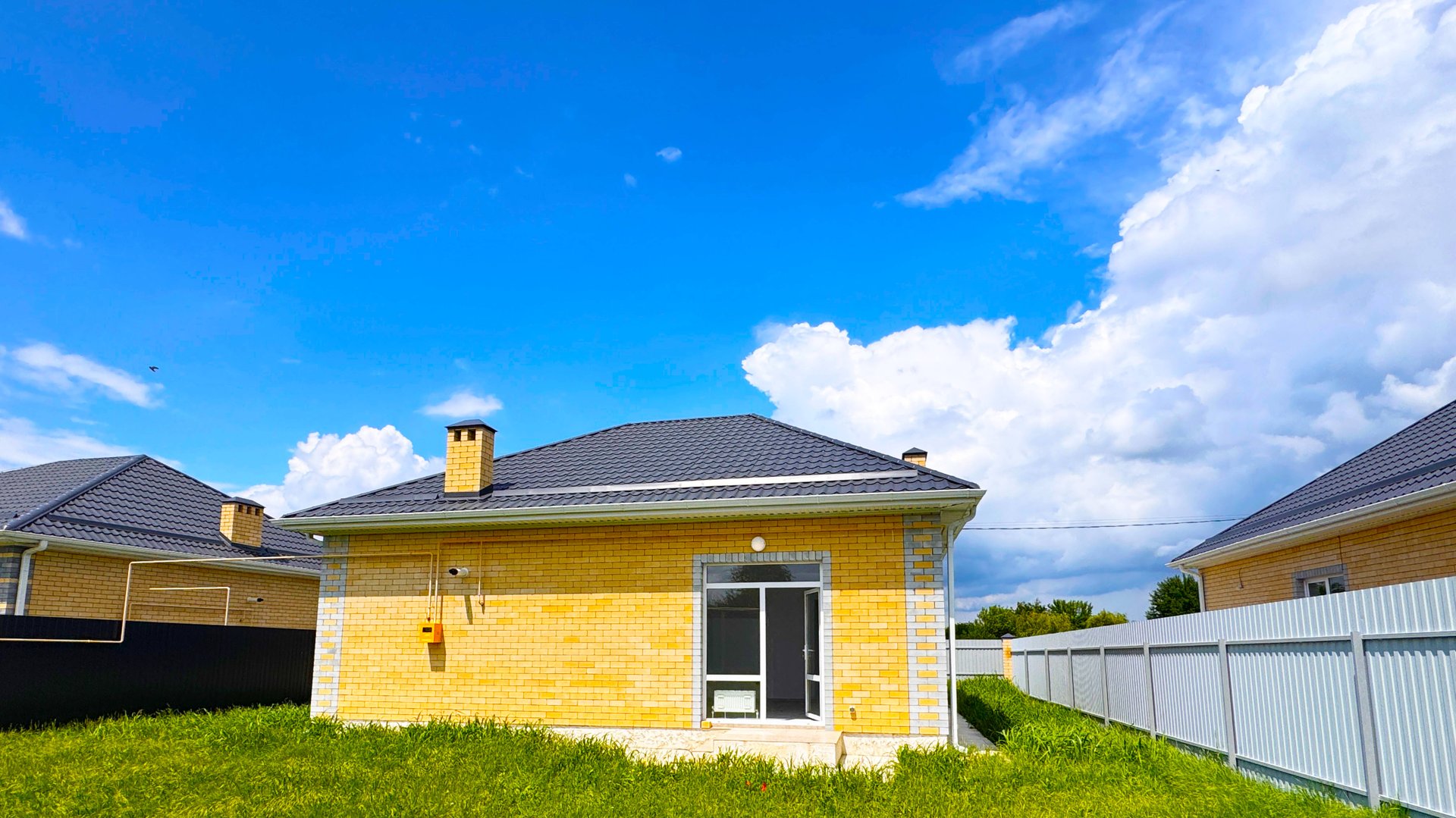 Современный стиль и комфорт: дом с тремя изолированными комнатами и ремонтом! смотреть онлайн