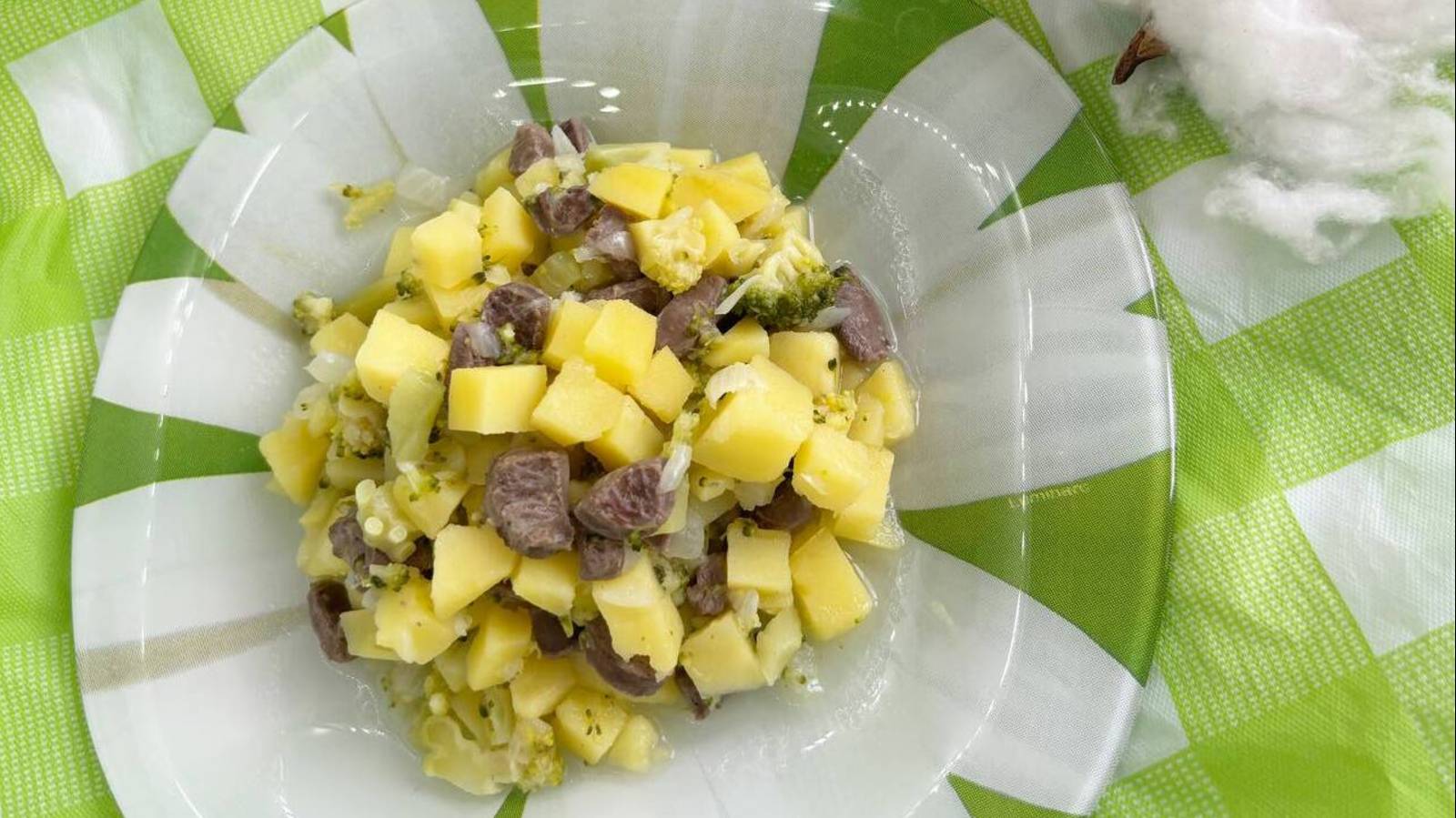 Тушенные куриные сердечки с картофелем и брокколи для малышей от 1 года