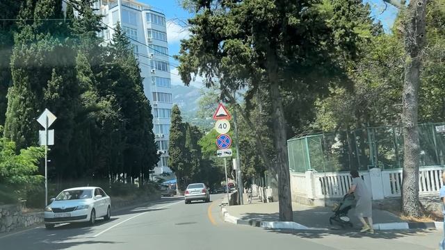 Ялта. С Достоевского на Коммунаров, Володарского, Севастопольскую., Гоголя ул.,набережную. 18.06.25. смотреть онлайн