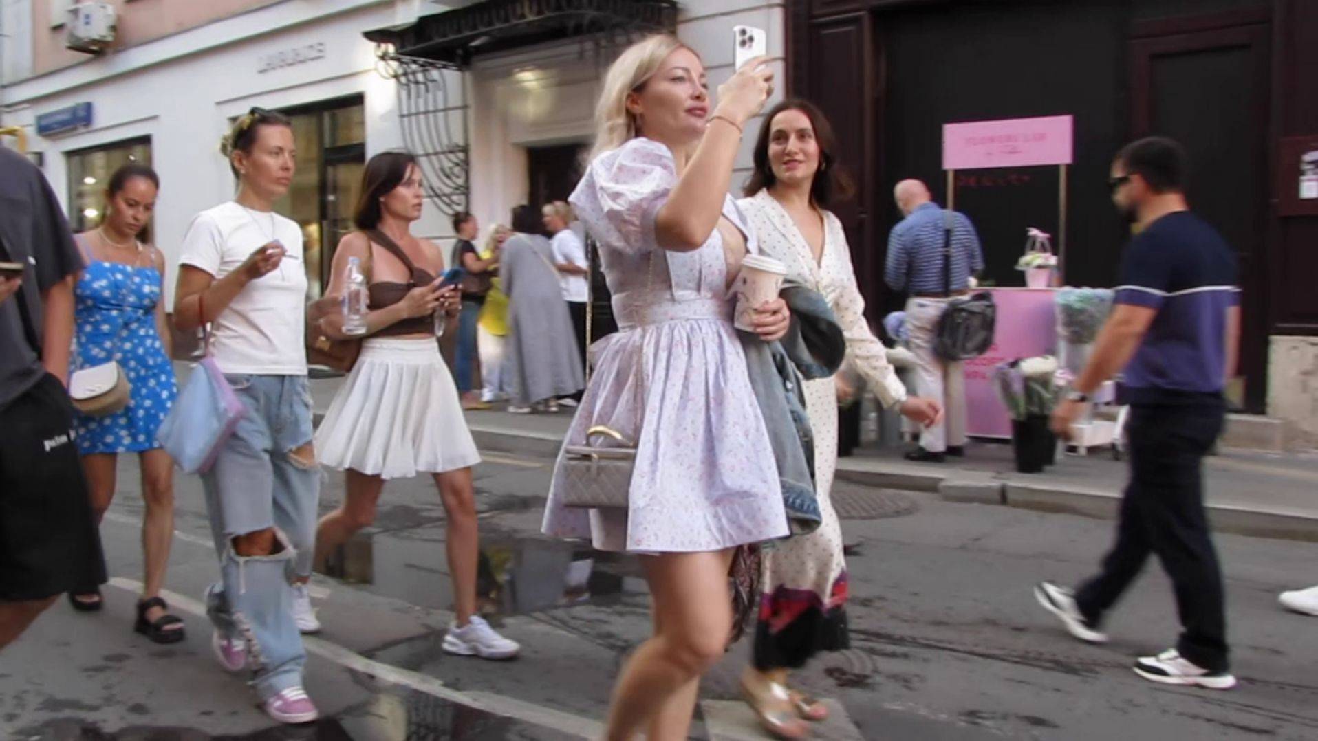 🔥 Где самые модные и богатые, - конечно на Патриках в Москве. Смотрим и обсуждаем летние наряды смотреть онлайн