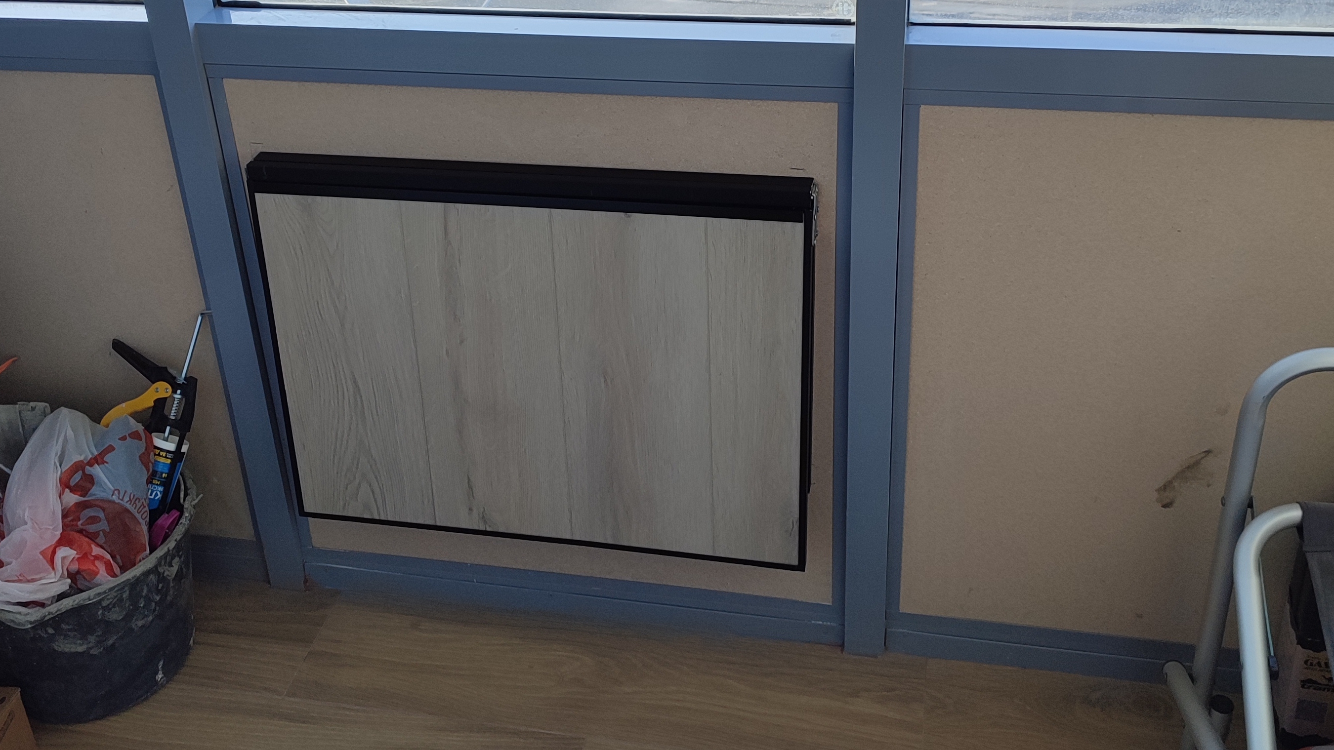 Столик на балкон из хлама.