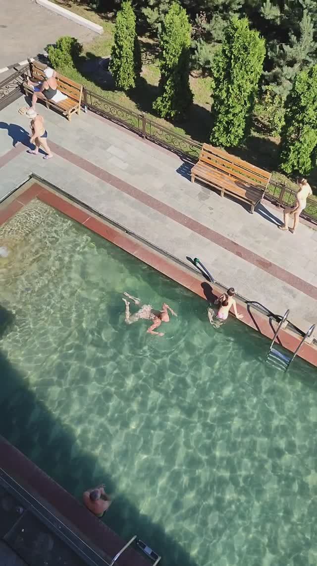 Аушигер Сити: термальные источники. Вид с балкона на территорию отеля и горы Кабардино-Балкарии смотреть онлайн