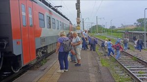 2025.6.24.17.40.45.(Красноярк.Станция «Шинный Завод». Прибытие электрички Камарчага-Северный.).
