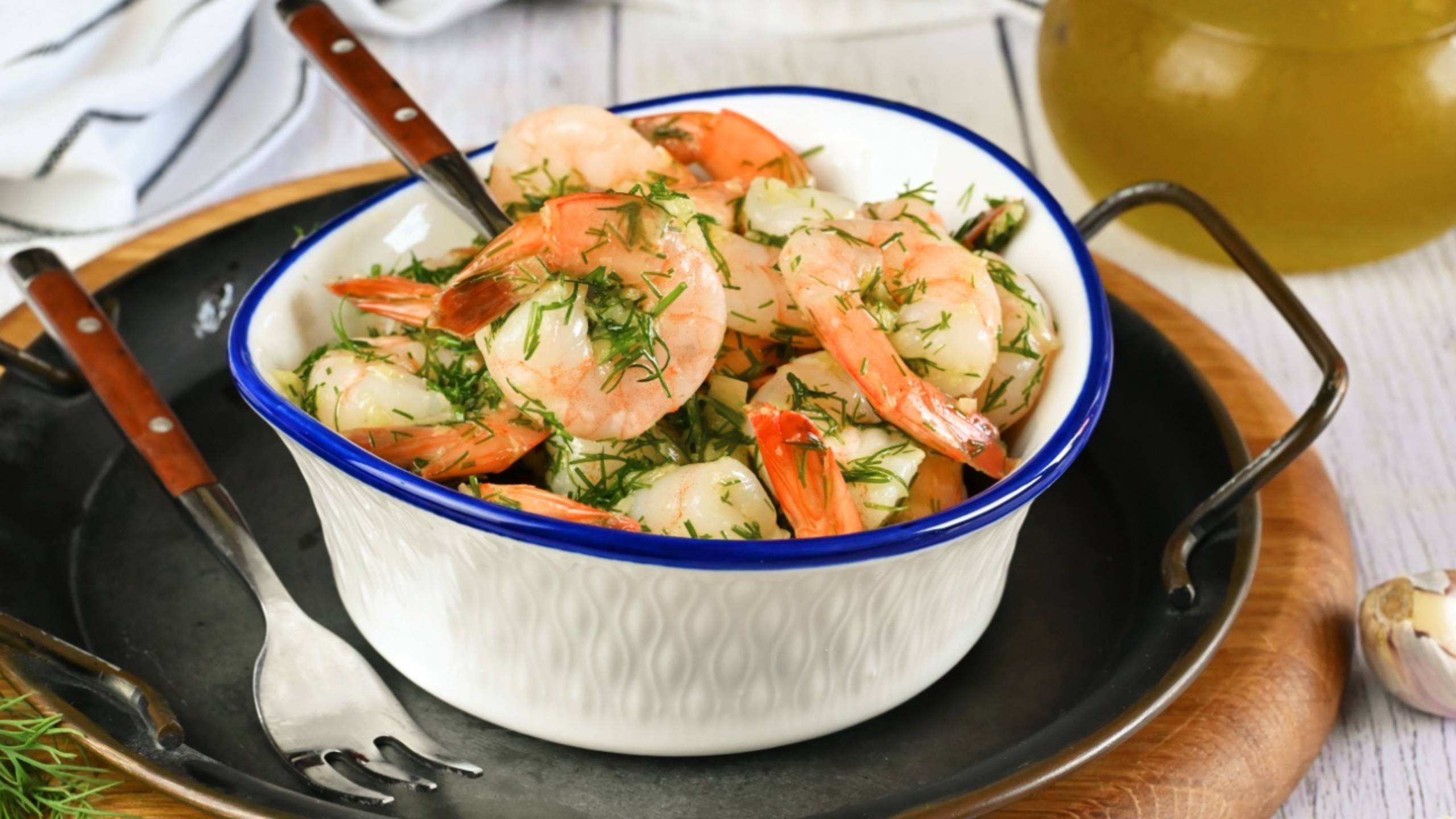 Вареные креветки с укропом и чесноком смотреть онлайн