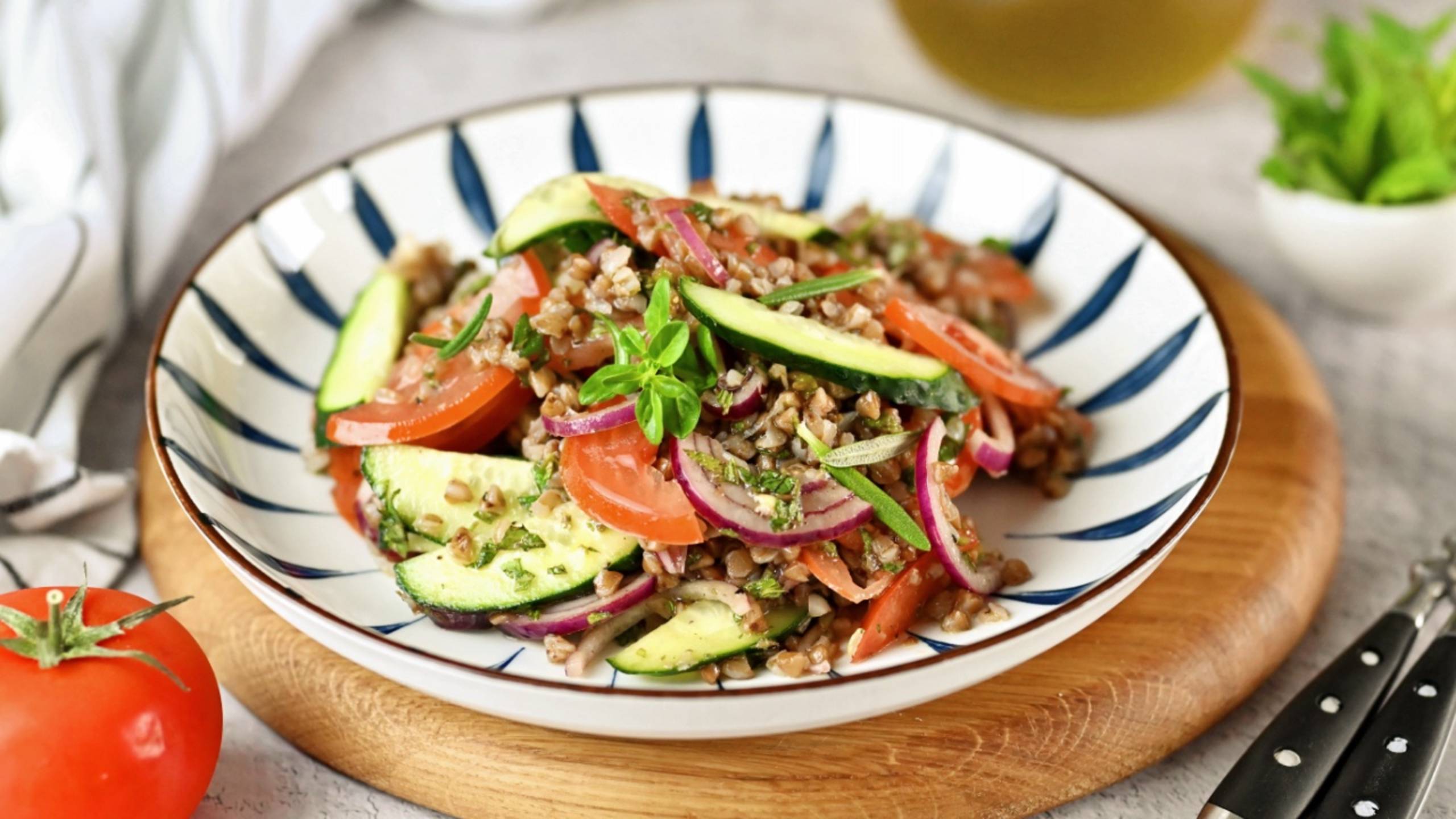 Легкий салат с гречкой и овощами - рецепт полезного ужина смотреть онлайн