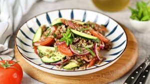 Легкий салат с гречкой и овощами - рецепт полезного ужина