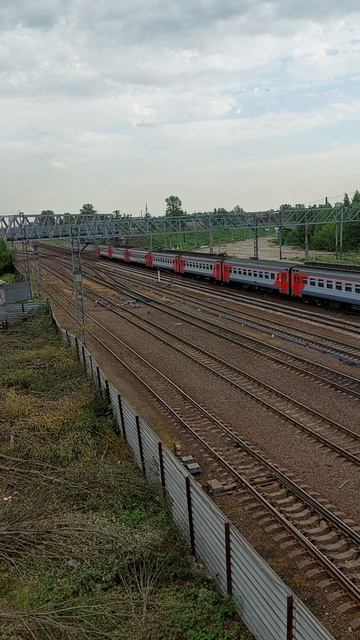 Невероятное видео! Электропоезд ЭТ2М прорывается под мостом у платформы Навалочная смотреть онлайн