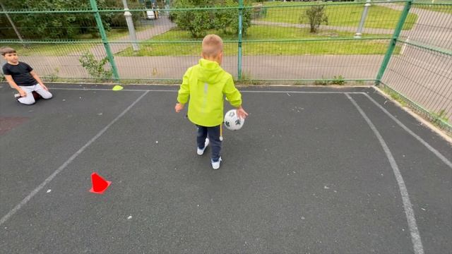 Лев малыш футболист. Обзор футбольных мячей.