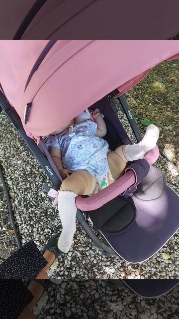 малышка спит так как ей удобно