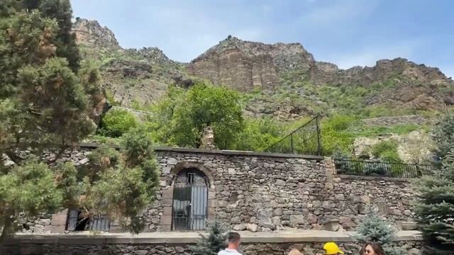 Гехард, Монастырь, Хачкары, как азеры учичтожают Армянское наследие