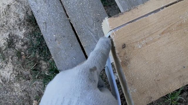 Как смонтировать крючки для водосточной системы. Баня День 48.