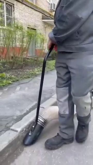 Коммунальщики в Лобне начали убирать дворы с помощью ручных пылесосов смотреть онлайн